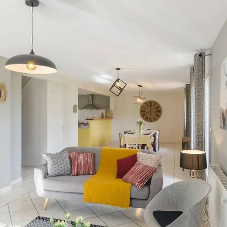 Les Bigarreaux Holiday home *